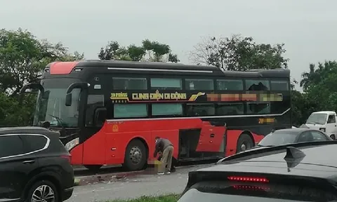Phụ xe khách bị xe đầu kéo tông tử vong khi đang mở cốp xe