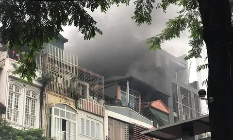 Cháy nhà hàng Nét Huế ở Hà Nội, khói đen cao hàng chục mét