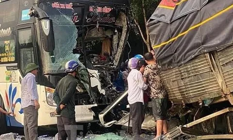Xe khách va chạm với xe tải, 1 người tử vong