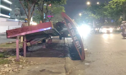 TP.HCM: Nhà chờ xe buýt bất ngờ đổ sập xuống đường