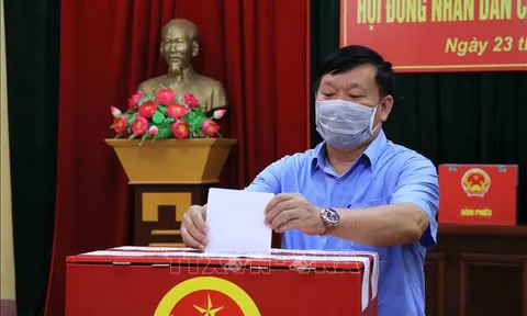 Cử tri tiếp tục đến các điểm bỏ phiếu thực hiện quyền bầu cử