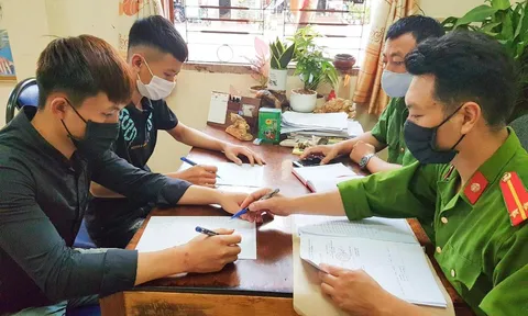 Hai thanh niên bị xử phạt vì vượt tường vào khu cách ly để thăm bạn gái