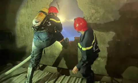 TP.HCM: Cháy nhà lúc nửa đêm, vợ chết, chồng và con trai 4 tuổi bị thương