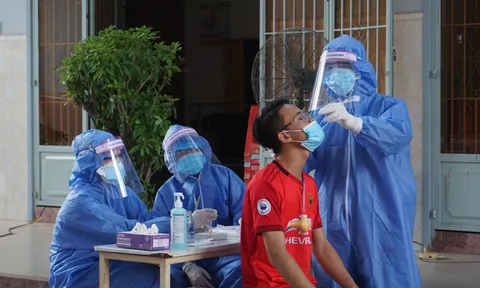 TP Hồ Chí Minh: Thêm 18 trường hợp nghi mắc COVID-19, trong đó có 1 nhân viên y tế