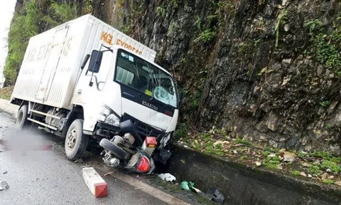 Hòa Bình: Va chạm với ô tô, người phụ nữ điều khiển xe máy tử vong tại chỗ