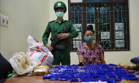 Bắt quả tang 'nữ quái' giấu 12.000 viên ma túy tổng hợp trong bao gạo ở Điện Biên