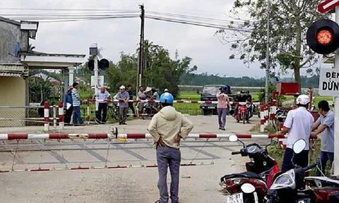 Khởi tố 2 nhân viên đường sắt liên quan đến vụ tàu hỏa đâm ô tô làm 3 người thương vong