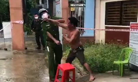 Bình Dương: Bị nhắc nhở đeo khẩu trang, người đàn ông đấm vào mặt công an