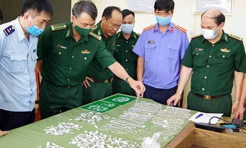 Bắt quả tang vụ vận chuyển trái phép hàng hóa qua biên giới trị giá trên 15 tỷ đồng