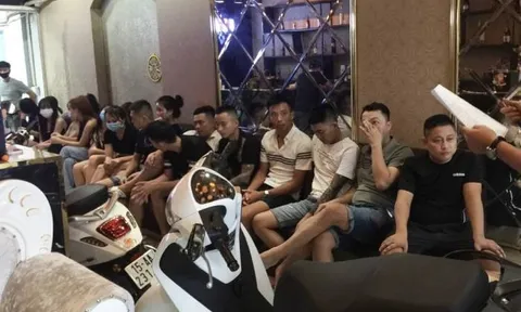 Quán karaoke lén lút mở cửa tiếp gần 20 khách, bất chấp lệnh cấm