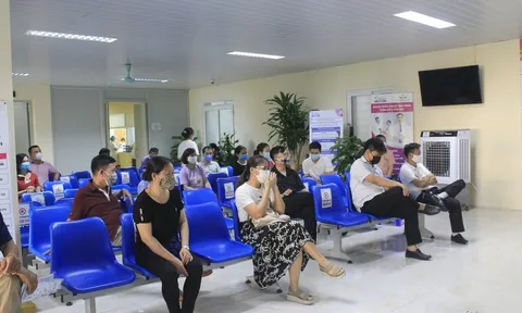 Chen lấn đi tiêm vắc-xin Covid-19: Lợi bất cập hại