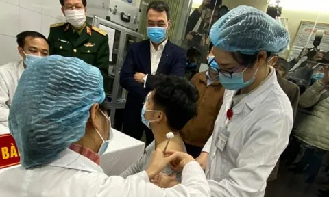 Xem xét đề xuất cấp phép khẩn cấp vaccine COVID-19 đầu tiên 'made in VietNam’