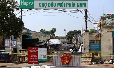 Người bán trứng mắc COVID-19, chợ đầu mối phía Nam Hà Nội bị phong tỏa