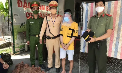 Không được qua chốt kiểm dịch, nam thanh niên dùng gạch ném tổ công tác