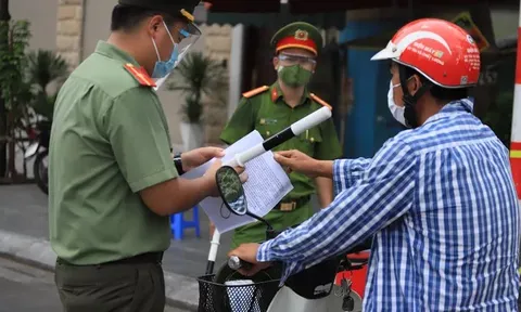 Hà Nội yêu cầu người đi đường xuất trình thêm lịch trực, lịch làm việc