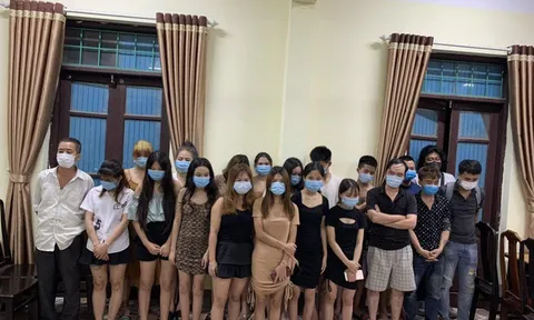 Đột kích quán karaoke giữa đêm, khách và nhân viên trốn vào chuồng gà, chuồng chó