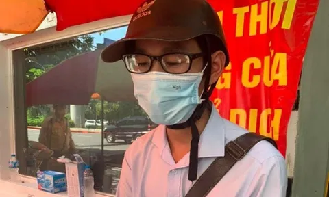 Nam thanh niên tự làm giấy đi đường để thông chốt kiểm dịch ở Hà Nội