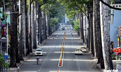 Đường phố TP.HCM vắng bóng người trong ngày đầu tiên siết chặt giãn cách