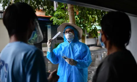 TP HCM: Nhân viên y tế tới từng nhà hướng dẫn người dân tự test nhanh COVID-19