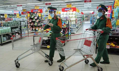 Hình ảnh các chiến sĩ tất bật đi chợ giúp người dân ở TP.HCM