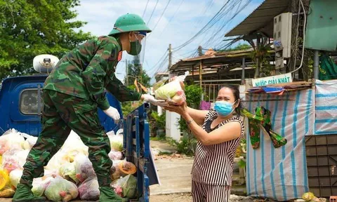 Xúc động hình ảnh quân đội xuyên đêm vận chuyển lương thực cho người dân