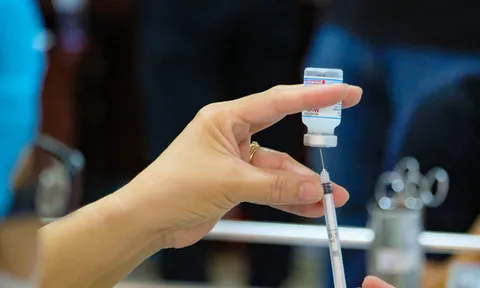 Vụ tiêm vaccine ngừa COVID-19 'thần tốc': Đình chỉ một nữ cán bộ phường