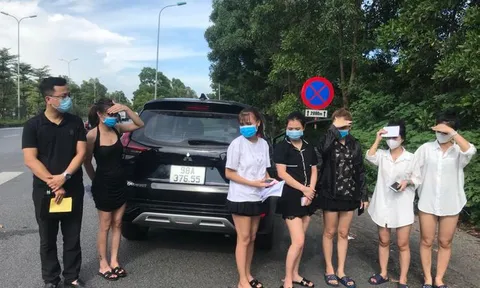 Hà Nội: Phát hiện chiếc ô tô chở 6 cô gái dùng giấy đi đường giả