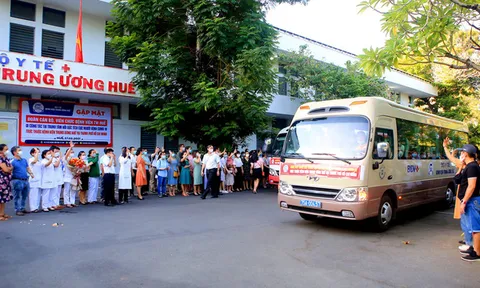 Hàng trăm 'chiến sĩ áo trắng' gấp rút lên đường chia lửa với miền Nam
