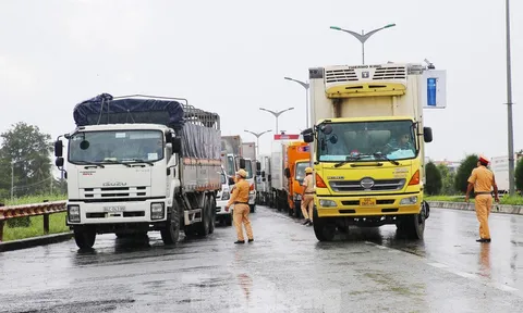 Bộ GTVT ra 'tối hậu thư' yêu cầu bãi bỏ quy định gây cản trở lưu thông hàng hóa