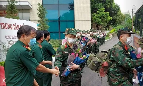 Hàng trăm thầy thuốc quân dân y tiếp tục lên đường vào 'tuyến lửa', quyết tâm ngăn chặn, đẩy lùi đại dịch COVID-19
