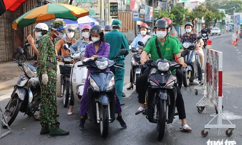TP.HCM: Người đi đường bắt đầu khai báo 'di chuyển nội địa'