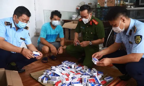 Hà Nội: Thu giữ hàng trăm hộp thuốc điều trị COVID-19 không rõ nguồn gốc