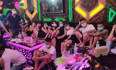 Phú Thọ: Bắt quả tang 30 người tụ tập hát hò tại quán karaoke