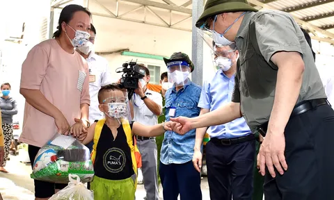 Thủ tướng kiểm tra đột xuất, chỉ đạo trực tuyến công tác phòng chống dịch tại các ‘pháo đài’