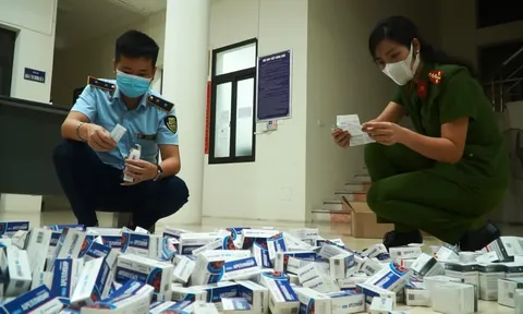 Thu giữ hàng trăm hộp thuốc điều trị COVID-19 không rõ nguồn gốc