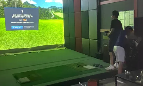 Bắt quả tang 25 người tập đánh golf trong Trung tâm Thương mại ở Hà Nội