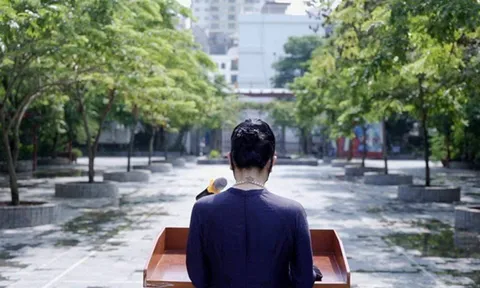 Bạn nhìn thấy gì từ bức ảnh của cô Văn Thùy Dương trong ngày lễ khai giảng?