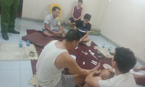 Hà Nội: Khởi tố 7 người tụ tập đánh bạc giữa lúc dịch