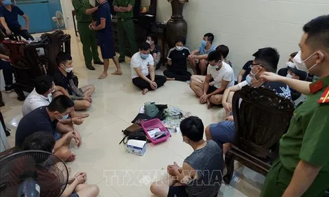 Bắt 10 đối tượng đánh bạc xóc đĩa giữa mùa dịch, thu giữ hơn 1 tỷ đồng