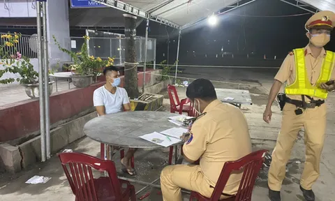 Giấu 15 người trong thùng xe đông lạnh để thông chốt kiểm dịch COVID-19