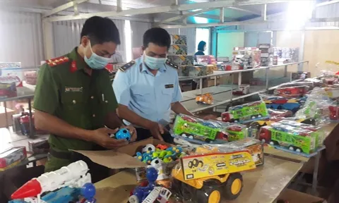Nam Định: Đột kích kho đồ chơi Trung thu 'khủng' chưa rõ nguồn gốc