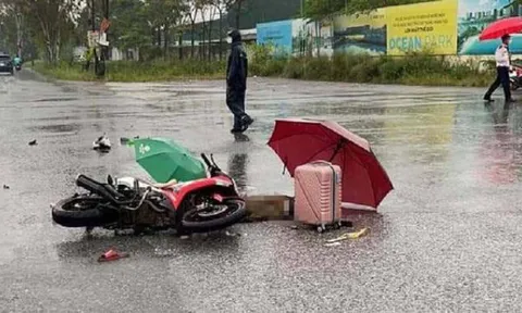 Đang đi xe máy trên đường, đôi nam nữ nghi bị sét đánh tử vong