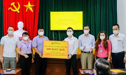 CBNV T&T Group trao tặng 3.000 suất quà cho người dân Hà Nội gặp khó khăn do Covid-19