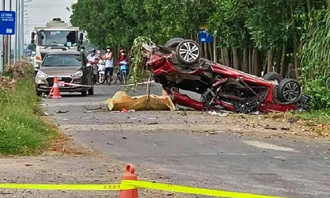 Va chạm với xe tải, ô tô 5 chỗ biến dạng, lật ngửa giữa đường, 3 người chết