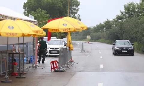 Hà Nội: Tạm dừng kiểm soát ở nhiều cửa ngõ, ô tô băng băng qua chốt
