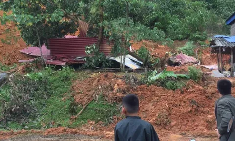 Hoà Bình: Sạt lở đất làm sập nhà dân, 4 người thương vong