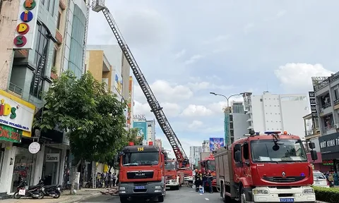Cháy nhà 5 tầng ở TP.HCM, nhiều người hốt hoảng tháo chạy