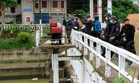 Bé trai 8 tuổi mất tích bí ẩn khi đuổi theo quả bóng rơi xuống sông