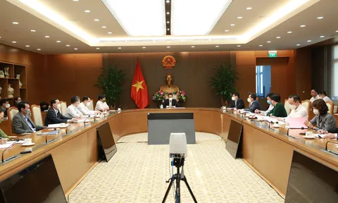 Khẩn trương hoàn thiện chiến lược ứng phó dịch COVID-19 trong tình hình mới