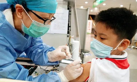 Bộ GDĐT nói gì về việc triển khai kế hoạch tiêm vaccine cho trẻ em từ 12-17 tuổi?